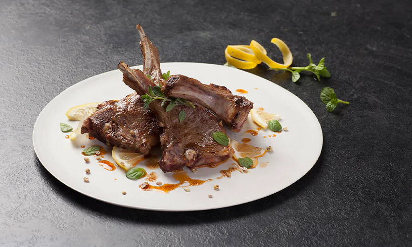 شرائح لحم الضأن المشوية مع صوص النعناع شرائح لحم الضأن المشوية مع صوص النعناع