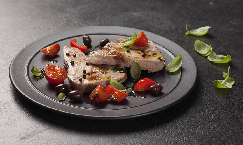 ستيك التونة المشوي مع الطماطم الكرزية والزيتون ستيك التونة المشوي مع الطماطم الكرزية والزيتون